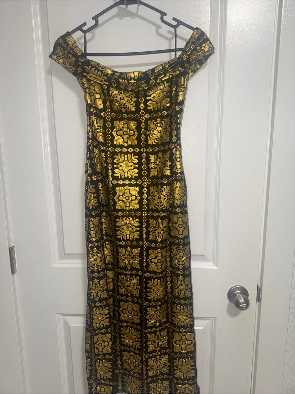 Lexbreezy Sexy Date Night Off-Shoulder Black and Gold Hawaiian Print Maxi Dress